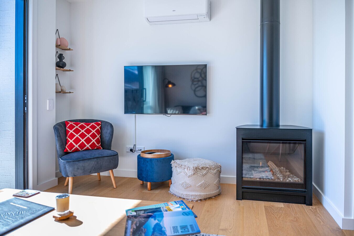 Smart TV, fireplace