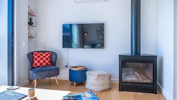 Smart TV, fireplace