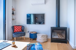 Smart-tv och eldstad