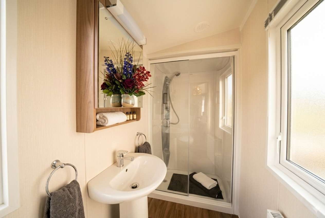 Douche, sèche-cheveux, serviettes fournies, shampoing