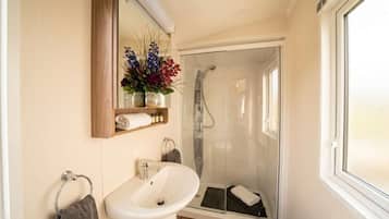 Douche, sèche-cheveux, serviettes fournies, shampoing