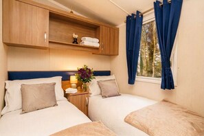 Desk, travel cot, WiFi, bed sheets - 3BR Premium Caravan | Near Edinburgh |Parking|WiFi (Port Seton)