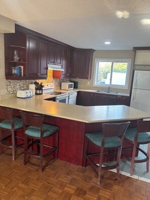 Private kitchen - 3 BEDROOM FULLY FURNISHED HOUSE DOWNTOWN WHITBY (WHITBY)