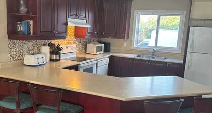 3 BEDROOM FULLY FURNISHED HOUSE DOWNTOWN WHITBY