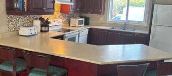 3 BEDROOM FULLY FURNISHED HOUSE DOWNTOWN WHITBY