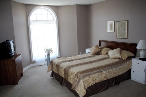 3 BEDROOM FULLY FURNISHED HOUSE DOWNTOWN WHITBY