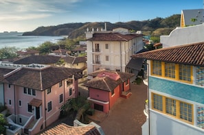 Un pueblo costero con arquitectura tradicional, incluyendo edificios con tejados de tejas y balcones.