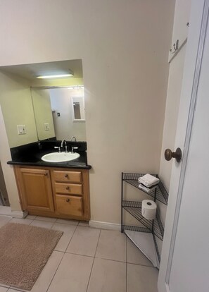Hair dryer, towels, soap, toilet paper - Belmont shore studio, steps from the ocean and bay. (Liverpool)