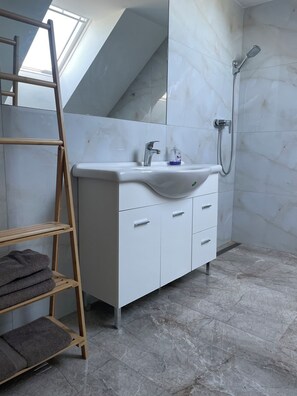Doccia, asciugacapelli, asciugamani, sapone