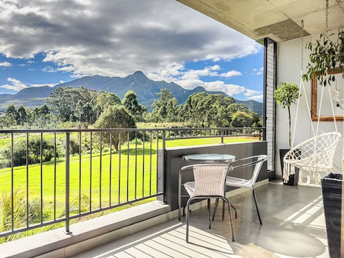 Serene 2-bedroom apartment with AC & Mountain View in George