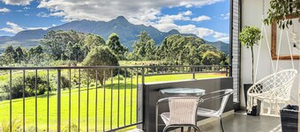 Serene 2-bedroom apartment with AC & Mountain View in George