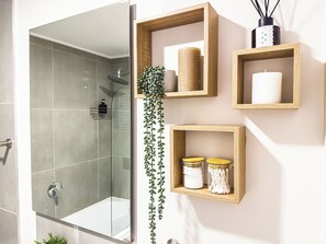 Dusche, Haartrockner, Handtücher, Seife