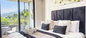 Serene 2-bedroom apartment with AC & Mountain View in George
