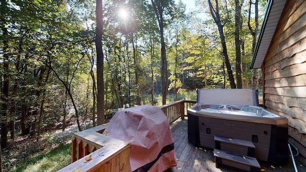 Outdoor spa tub - Scotts Creek Cabins - Hilltop (Logan)