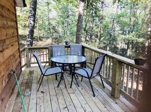 Outdoor dining - Scotts Creek Cabins - Hilltop (Logan)
