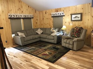 TV, fireplace, DVD player, books - Scotts Creek Cabins - Hilltop (Logan)