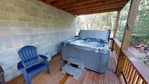 Outdoor spa tub - Scotts Creek Cabins - Valleyview (Logan)