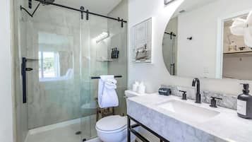 Douche, sĂšche-cheveux, serviettes fournies, shampoing