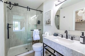 Shower, hair dryer, towels, shampoo
