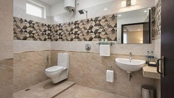 Studio Supérieur, 1 grand lit, balcon, vue ville | Salle de bain
