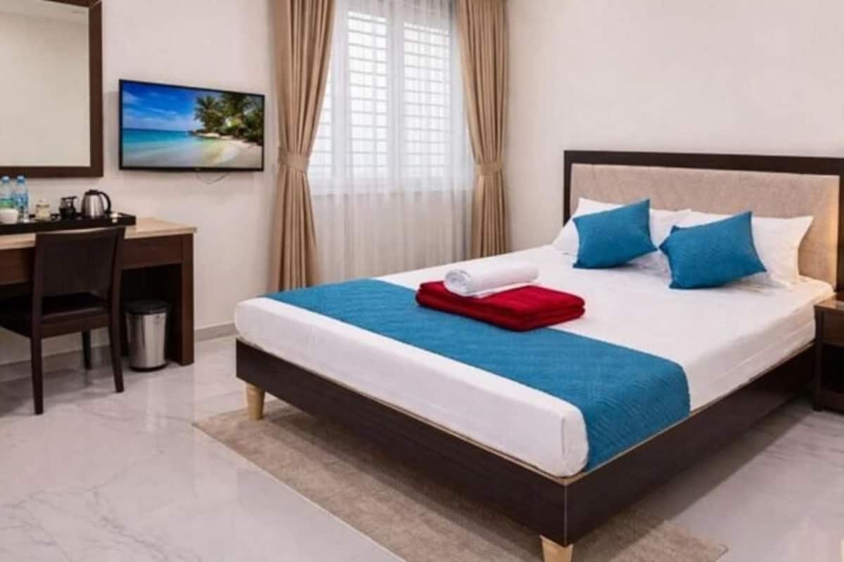 Superior Studio, 1 Queen Bed, Balcony, City View