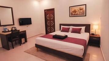 Superior Studio, 1 Queen Bed, Balcony, City View