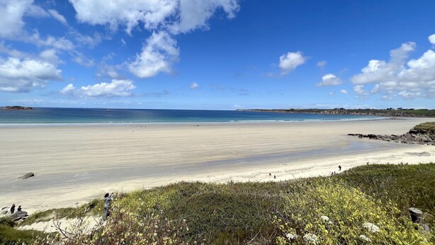 A beach with a clear sky and a few clouds. - Panoramic Sea View Retreat in Brittany (Lampaul-Plouarzel)