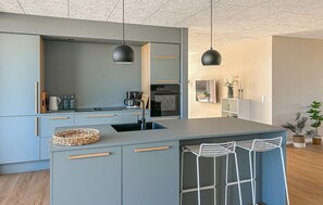 Een koelkast, een magnetron, een vaatwasser