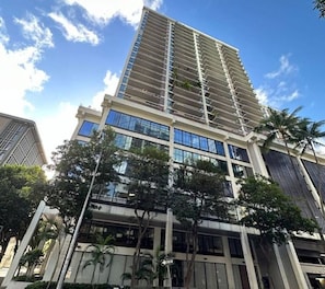 Ein Hochhaus mit mehreren Stockwerken, großen Fenstern und einem modernen architektonischen Design.