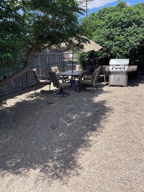 Outdoor dining - Cozy 2-bedroom house in amazing Albuquerque, newly remodel, with refrigerated AC (Albuquerque)