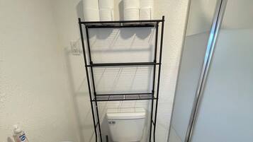 Douche, serviettes fournies, savon, papier toilette