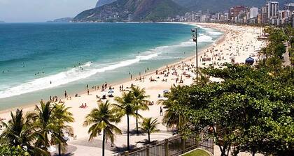 Spacious and elegant apartment in Ipanema, 100m from Ipanema beach, 2 bedrooms, 80m2.