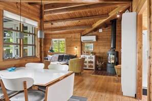 TV - Nature holiday in peaceful log cabin by water (Roslev)