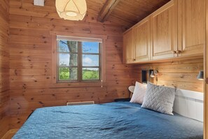3 bedrooms, iron/ironing board, free WiFi - Nature holiday in peaceful log cabin by water (Roslev)
