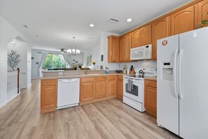 Fridge, microwave, oven, stovetop - Epic Universe New Listing, Townhome - 4037 (Orlando)