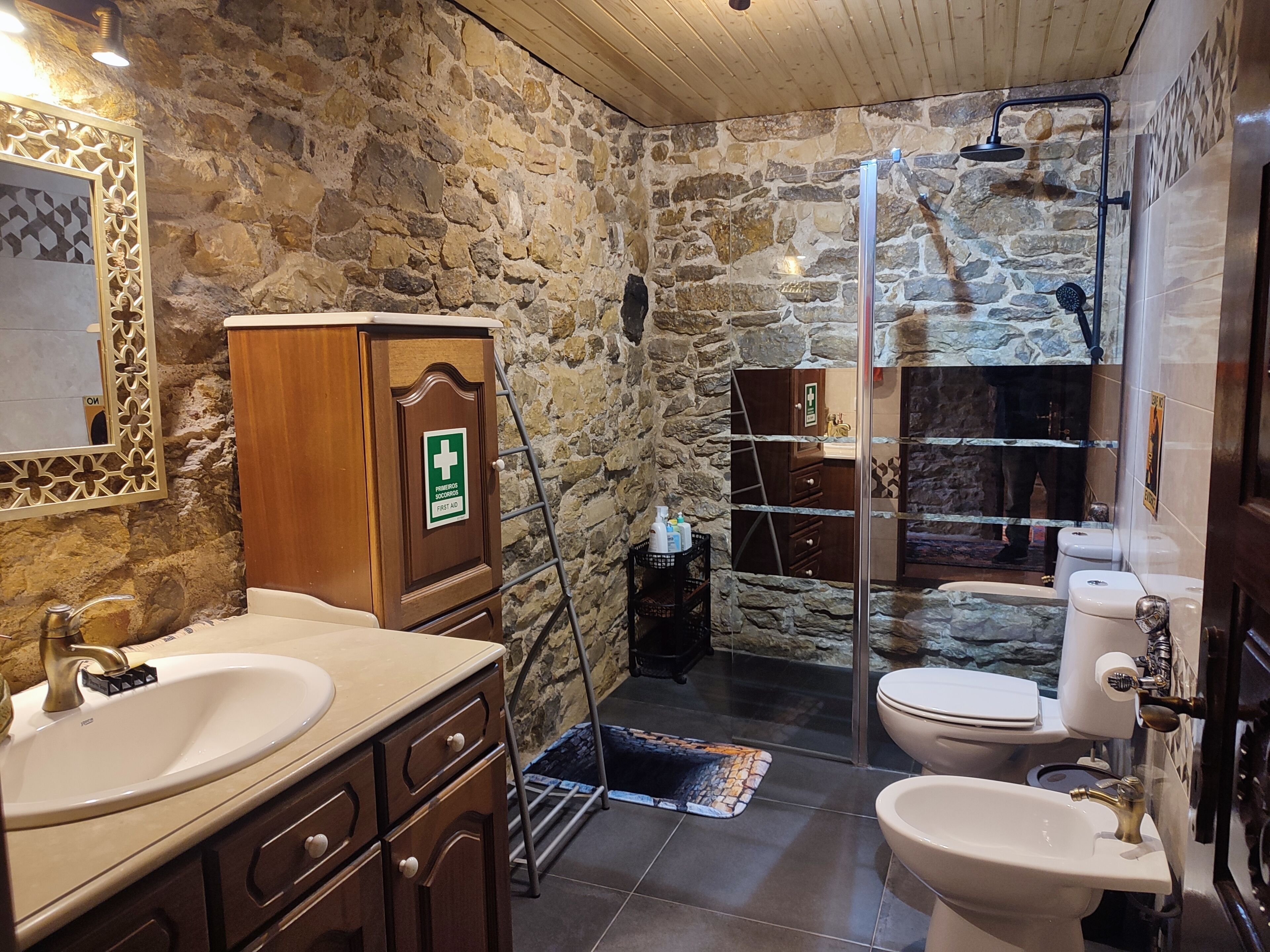 Ducha, bañera de hidromasaje, secador de pelo y bidé