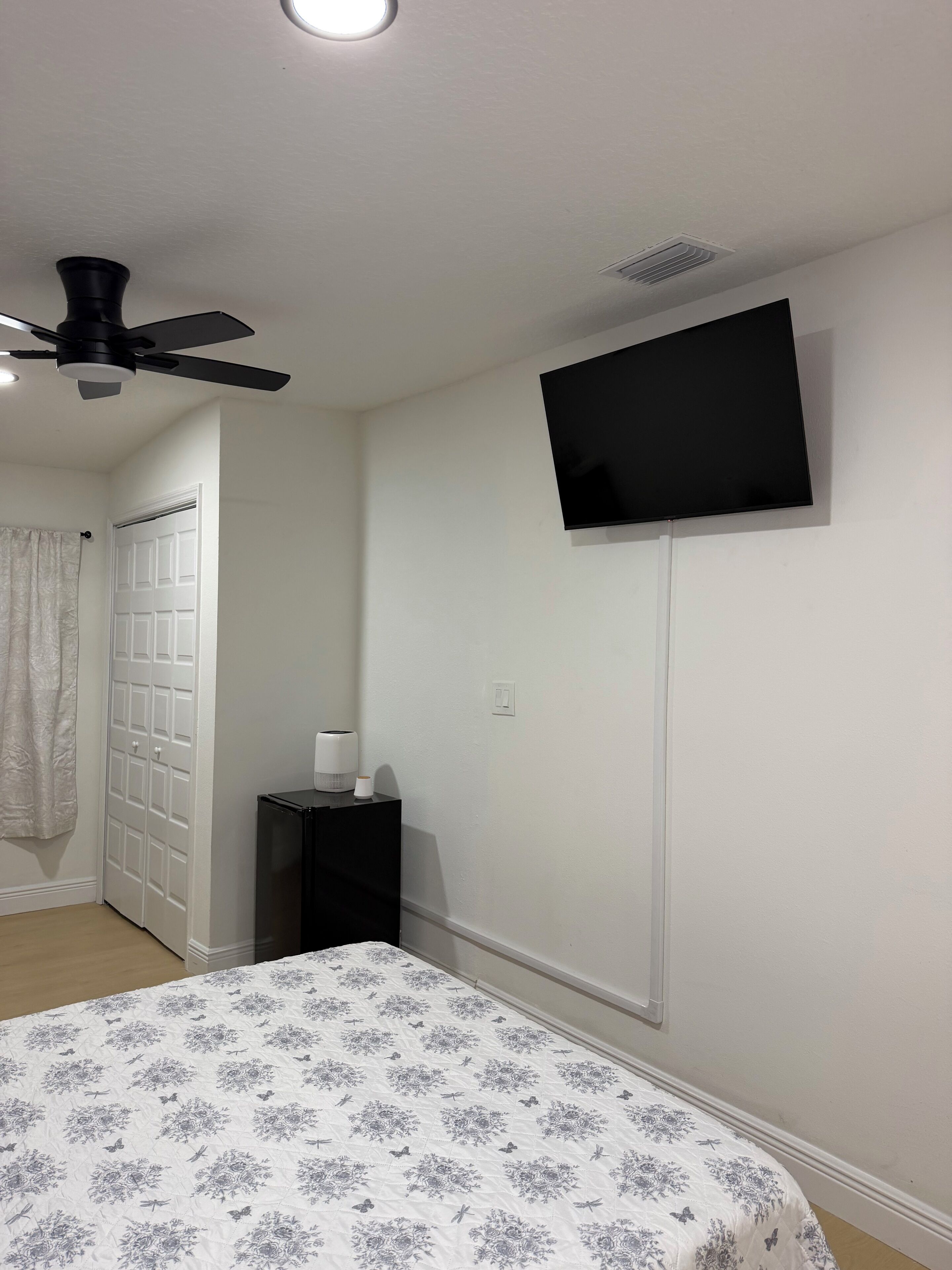 1 slaapkamer, een strijkplank/strijkijzer, gratis wifi, beddengoed