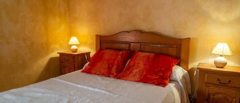 2 chambres, fer et planche à repasser, lit de bébé portatif