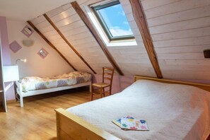 1 bedroom, iron/ironing board, travel cot - Gîte en Granit - LES SALCES (LES SALCES)