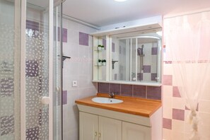 Shower, hair dryer - Gîte en Granit - LES SALCES (LES SALCES)