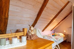1 soverom, strykejern/-brett og reiseseng for barn