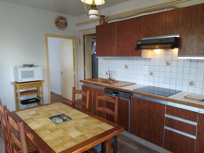 Fridge, microwave, oven, dishwasher - Gîte Le Toura 2/4 persons (SAINT-ALBAN-SUR-LIMAGNOLE)
