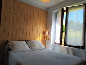 1 bedroom, iron/ironing board, travel cot, free WiFi - Gîte Le Toura 2/4 persons (SAINT-ALBAN-SUR-LIMAGNOLE)