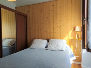1 habitación, tabla de planchar con plancha y cuna de viaje 