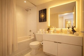 Bathroom - Lovely 2-Bedroom Hotel with Parking in Vibrant Toronto (Toronto)