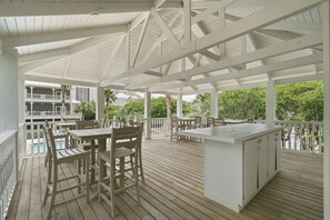 Casa, varias camas (Beach Life on Island Time) | Restaurante al aire libre