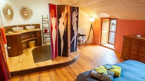 Een slaapkamer met een bed, een kaptafel, een venster en een dressing.