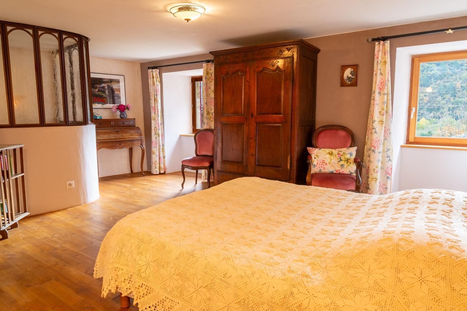 4 bedrooms, iron/ironing board, travel cot