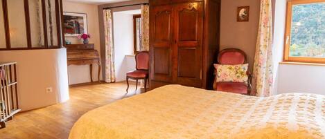 4 bedrooms, iron/ironing board, travel cot