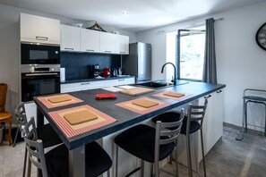 Kühlschrank, Mikrowelle, Ofen, Geschirrspüler